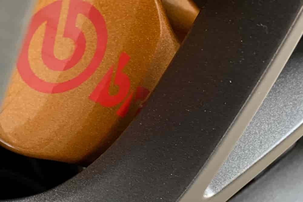 ホイールスポークとキャリパーのクリアランス