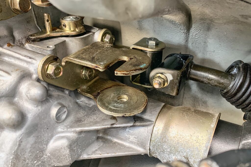 シフトリンケージ固定用金具