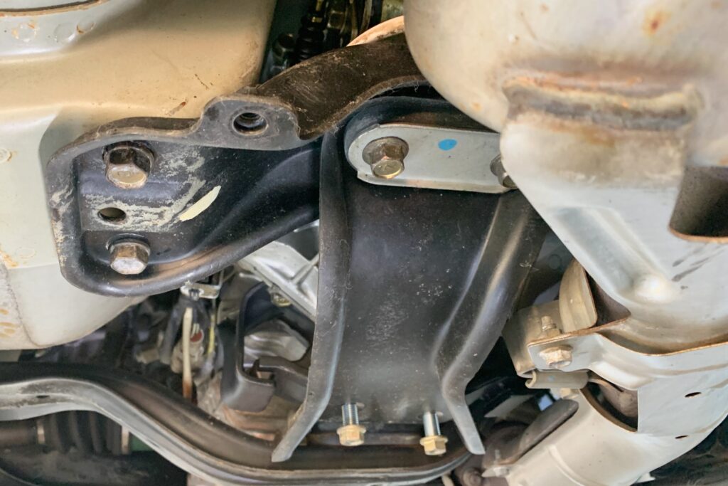 ミッションマウントは緩めておく