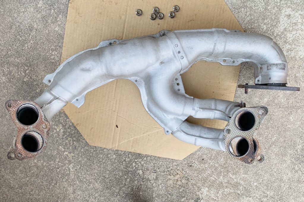 アンダーカーバーとエキゾーストパイプを外す