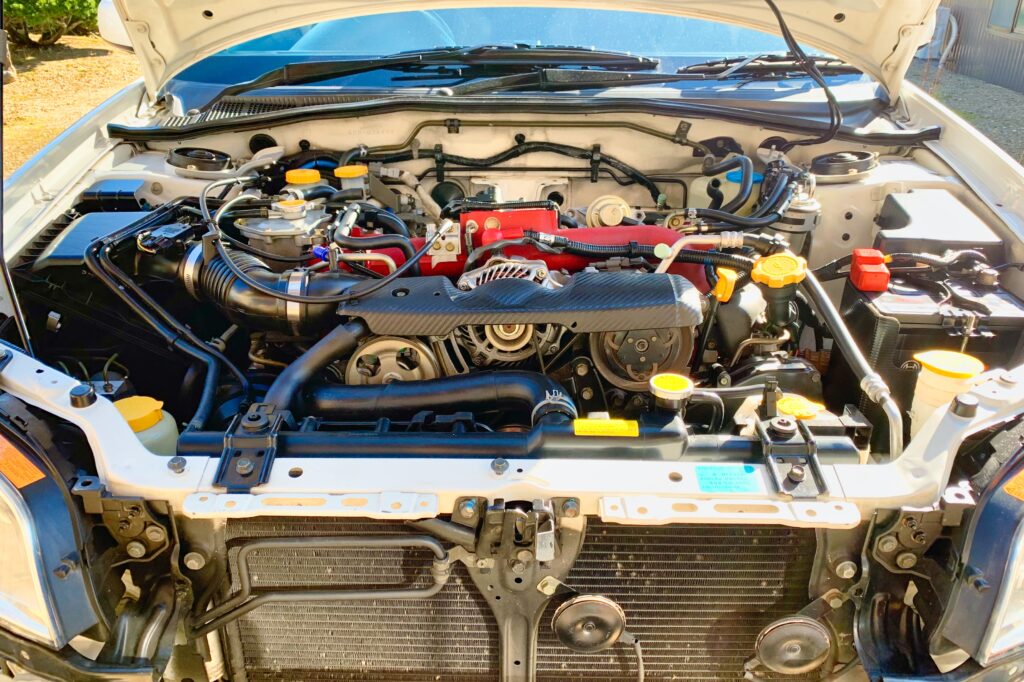 エンジンルームから飛び出る